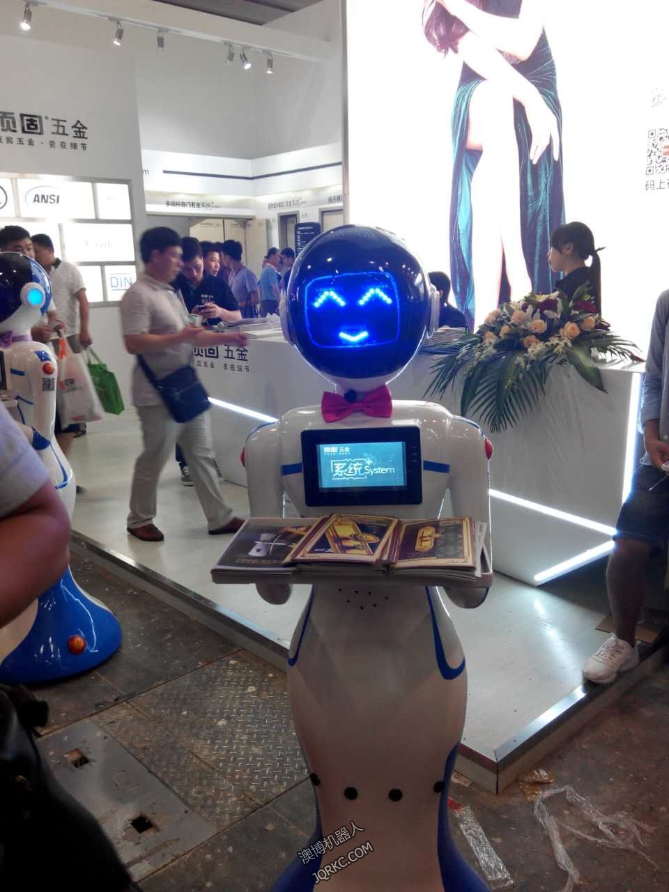 送餐機器人送外賣？快遞小哥做什么